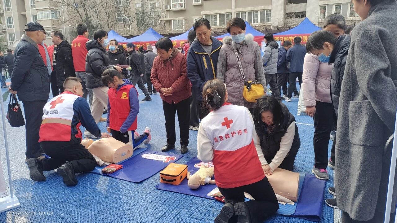 急救“地摊”摆进社区 播撒生命的种子