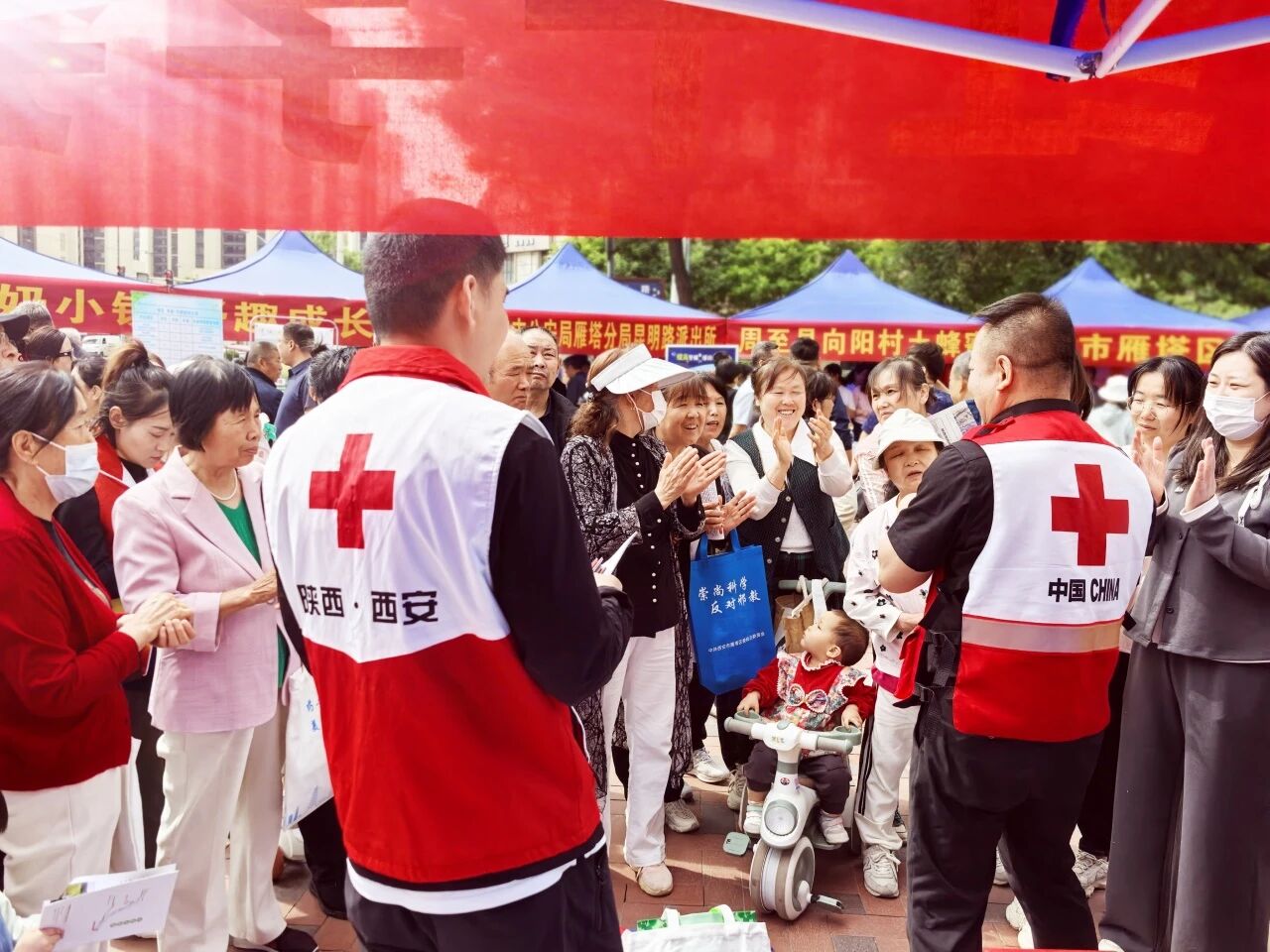 红十字闪耀社区广场 急救知识与法律科普共暖民心——西安市红十字应急救护服务中心急救知识进社区系列活动(三)