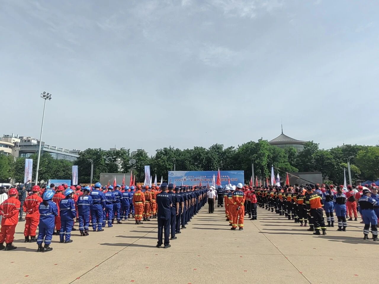 人人讲安全 个个会应急——西安市红十字应急救护服务中心开展全国防灾减灾日宣传活动