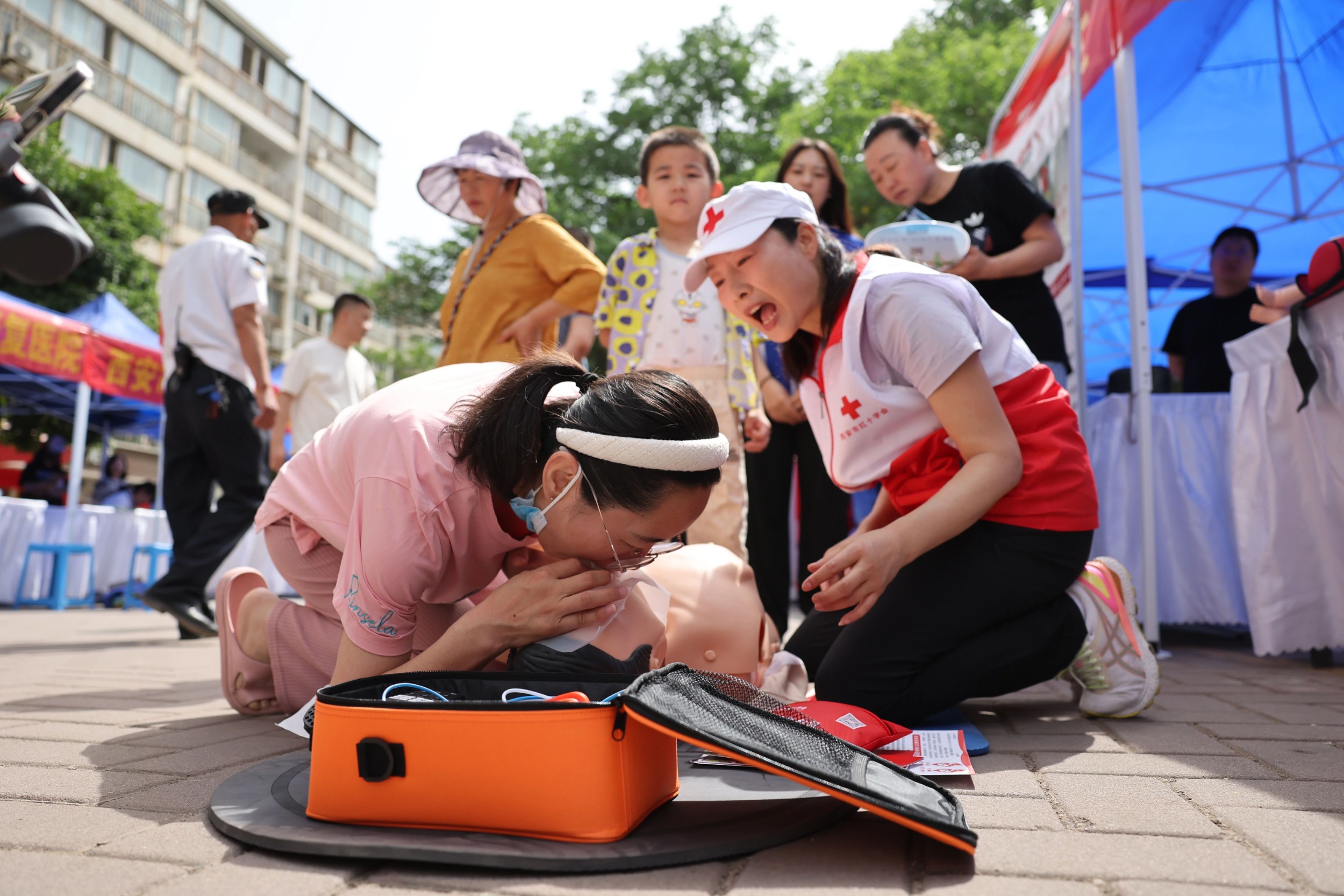 生命技能“手把手” 市民求知“不停歇”——西安市红十字应急救护服务中心急救知识进社区