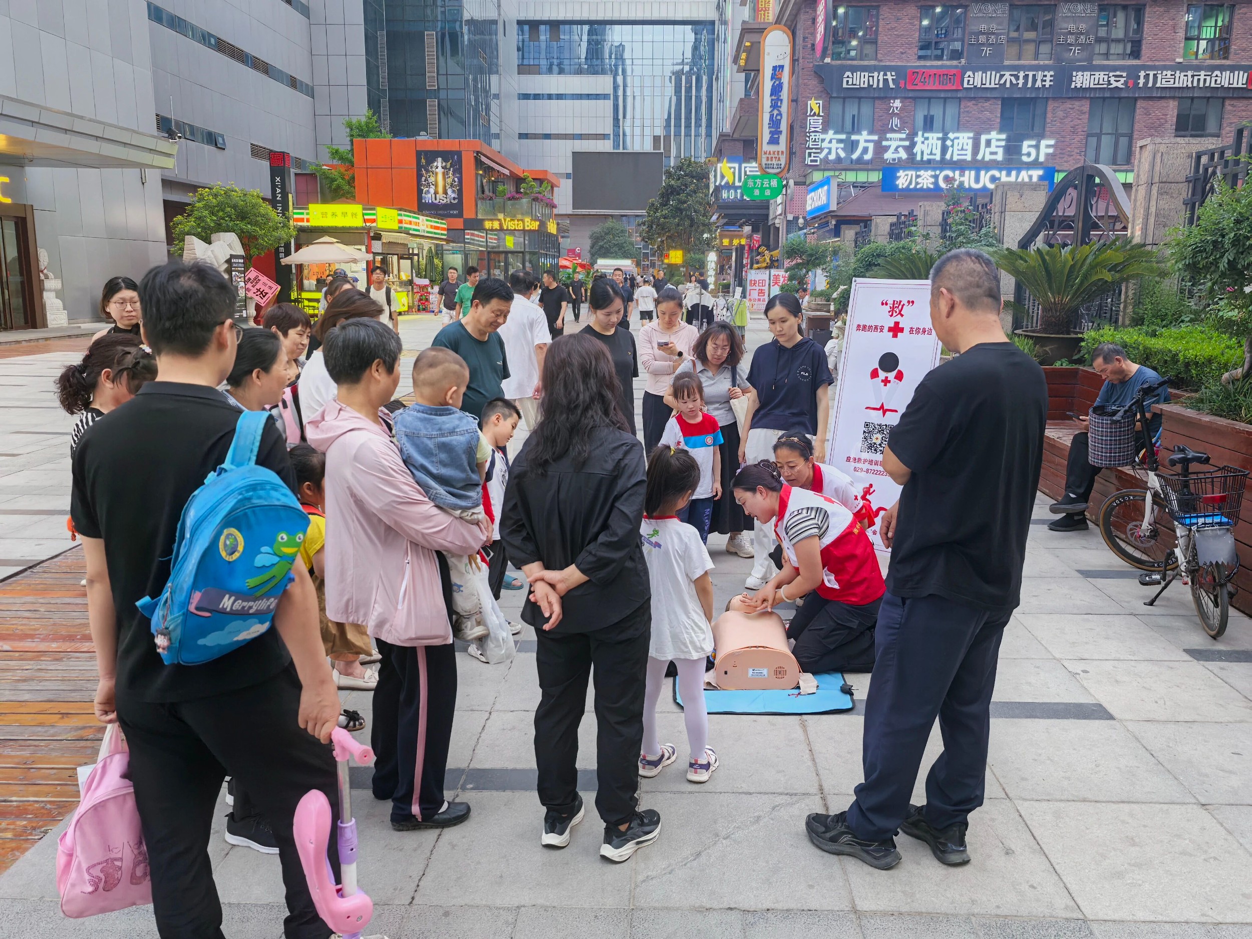 “急救地摊”摆进公共场所免费传授救命技能