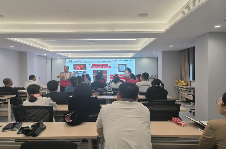 以专业护航奔跑 2025度小满西安马拉松赛AED保障志愿者完成专项培训