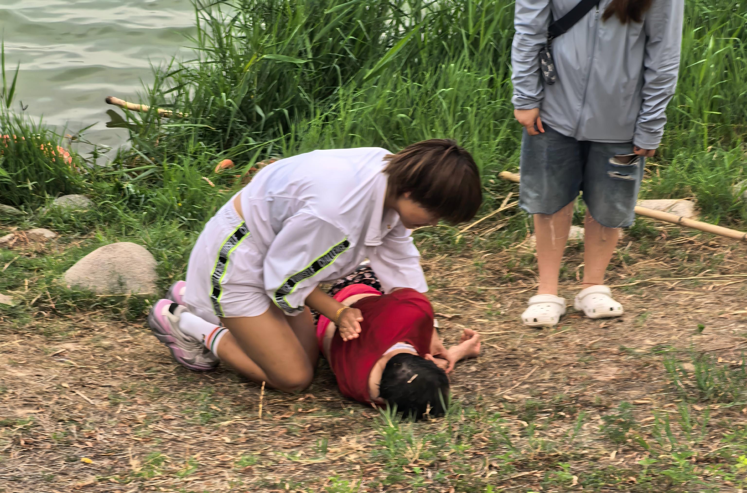 西安市红十字救护员高星成功施救溺水老人 彰显“人道、博爱、奉献”精神