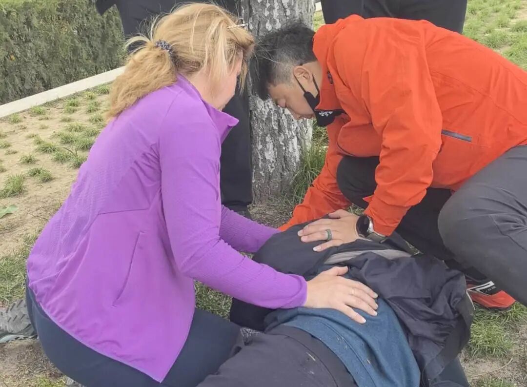 颐和园里的生死接力:老人心搏骤停,西安红十字救护员与国际友人联手救回