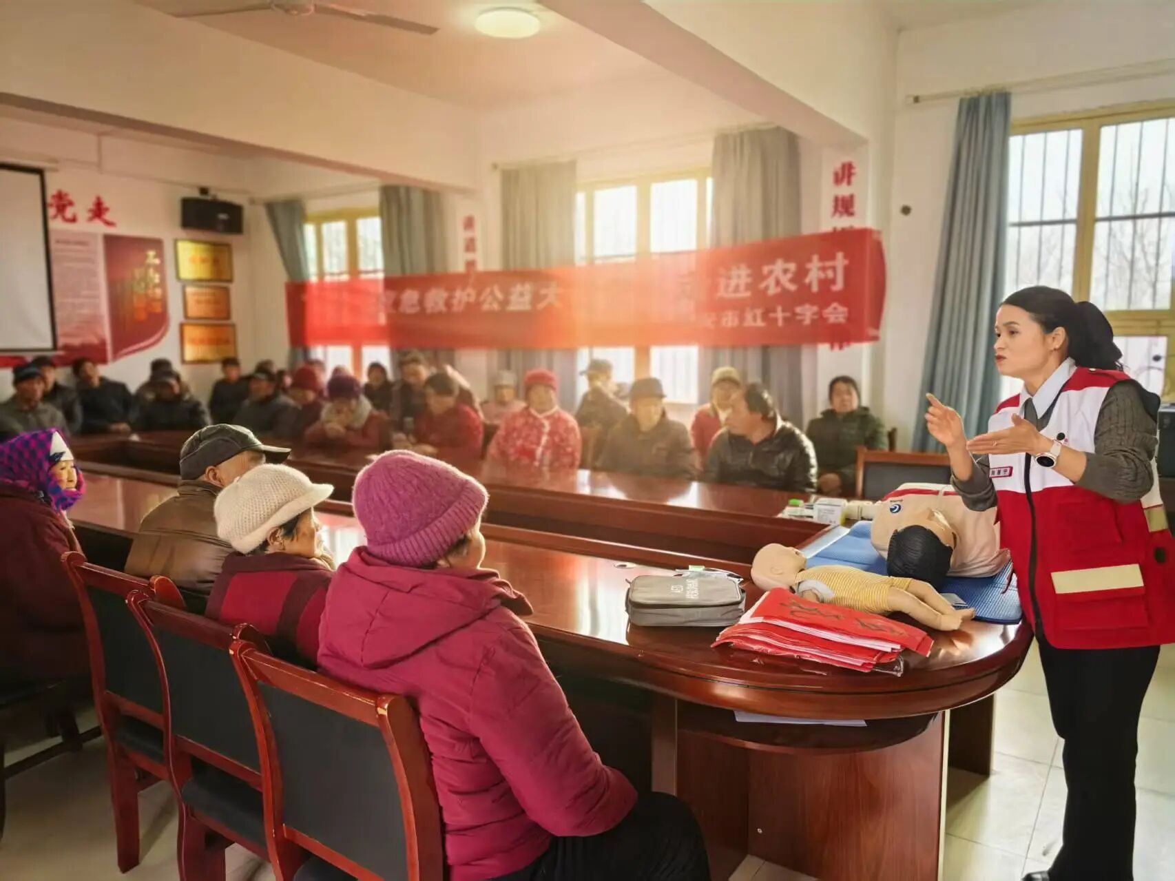 以专业传递温度 用坚持守护生命——西安红十字志愿者新春走村入户送暖护安康