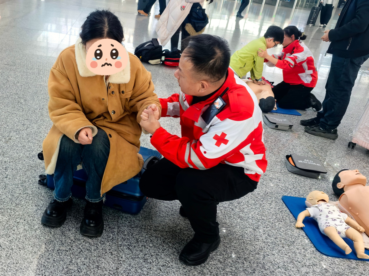 那一抹红,温暖千万游子的回家路——“救在身边·红十字与春运同行”志愿服务活动侧记