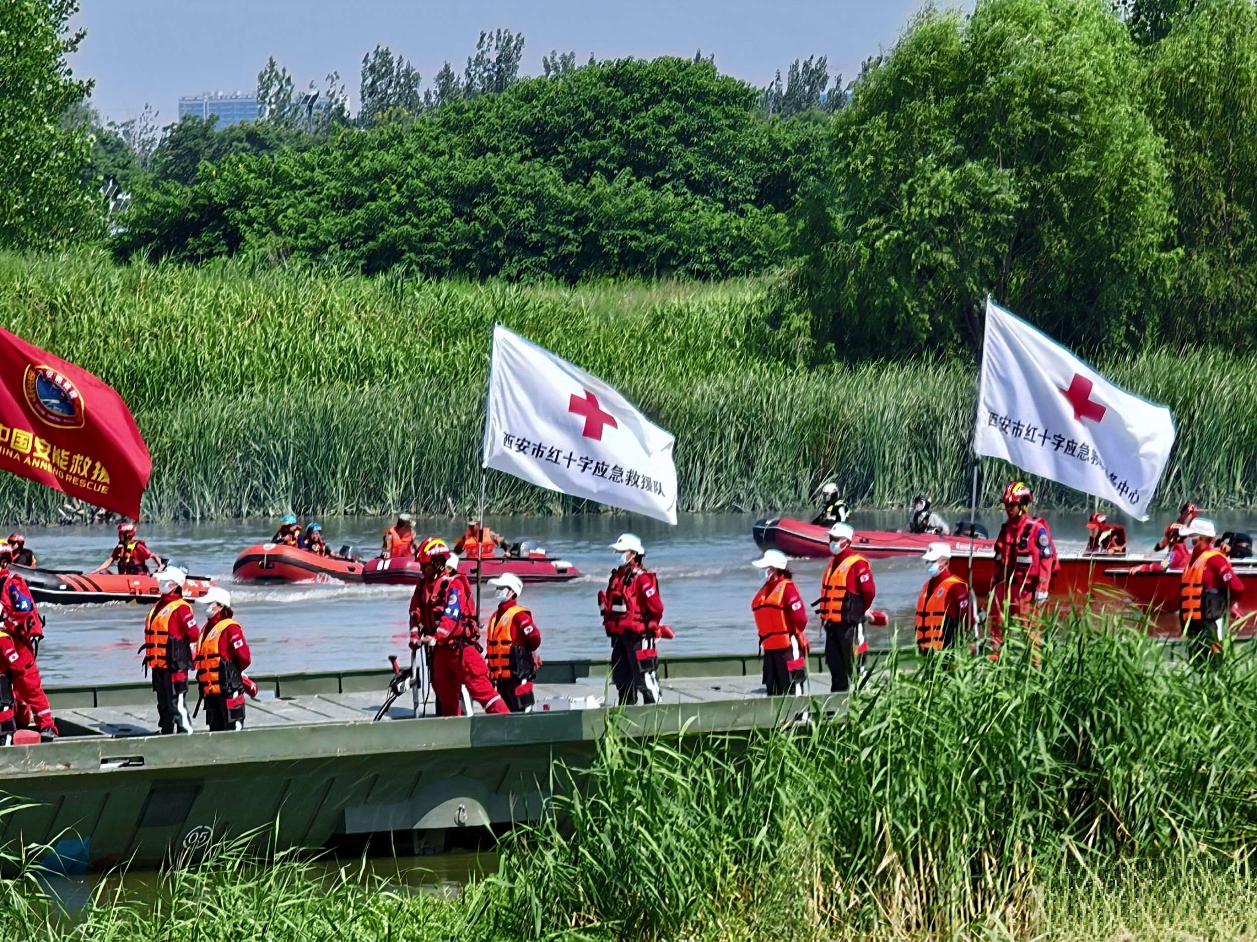 实战砺精兵,携手筑防线 ——西安市红十字应急救援队亮相省级防汛演练 尽显社会救援力量担当