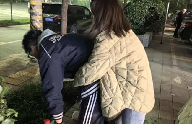 男子突发气道梗阻，救护师&ldquo;教科书式&rdquo;施救