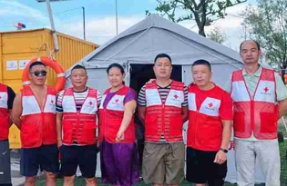 8分23秒，红十字救援队成功营救洛水老人